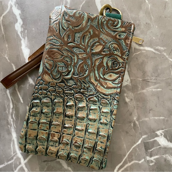 Wristlet green and metallic gold embossed roses and crocodile print design - Picture 11 of 12